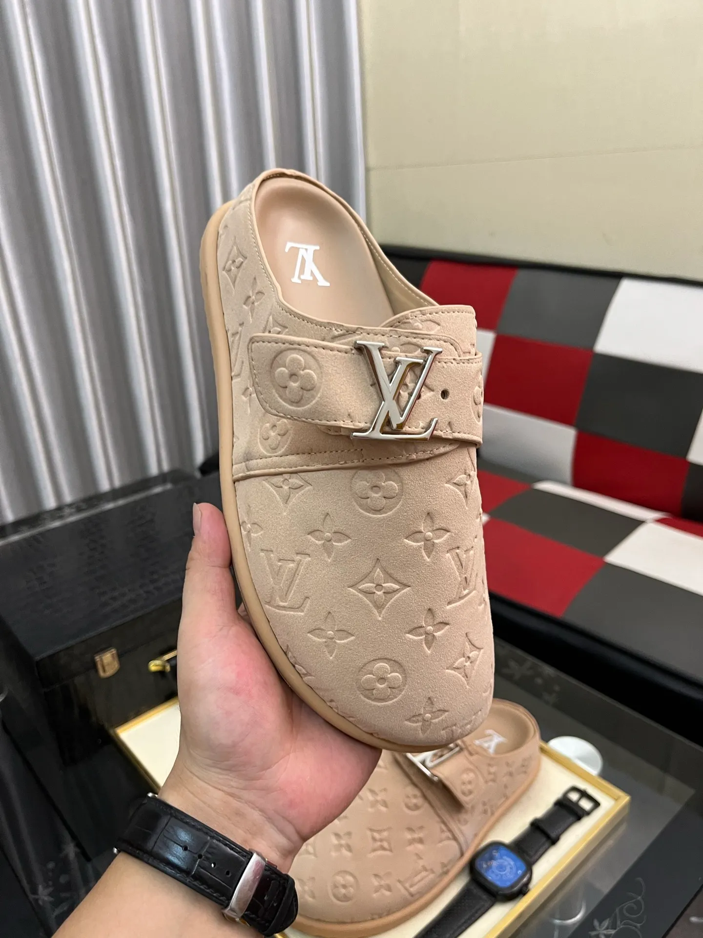 Men's shoes 💰380⌚️⌚️2025 new men's casual sandals and slippers, made of suede cow leather, with Monogram pattern to highlight the trendy style. Adjustable straps illuminated with LV letters, while a resilient insole and micro outsole provide lightweight comfort. Made of suede cow leather with embossed Monogram pattern and brand element metal hardware✅Adjustable straps➕Tough insole‼ ️Micro outsole. Comfortable and easy to wear‼ ️size: 38-446️⃣Colors available